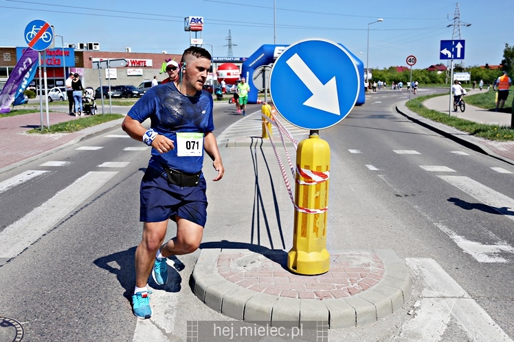 II Mielecka Dycha z JOY FITNESS: biegacze na ulicy Szafera