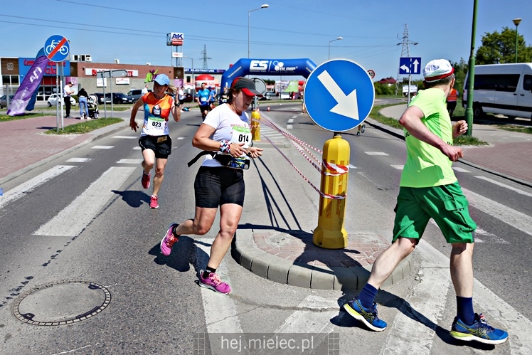 II Mielecka Dycha z JOY FITNESS: biegacze na ulicy Szafera