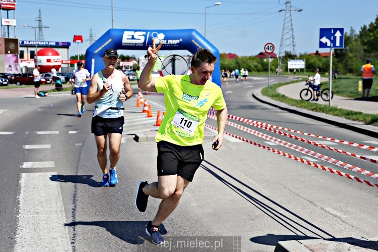 II Mielecka Dycha z JOY FITNESS: biegacze na ulicy Szafera