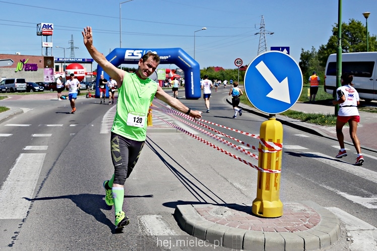 II Mielecka Dycha z JOY FITNESS: biegacze na ulicy Szafera