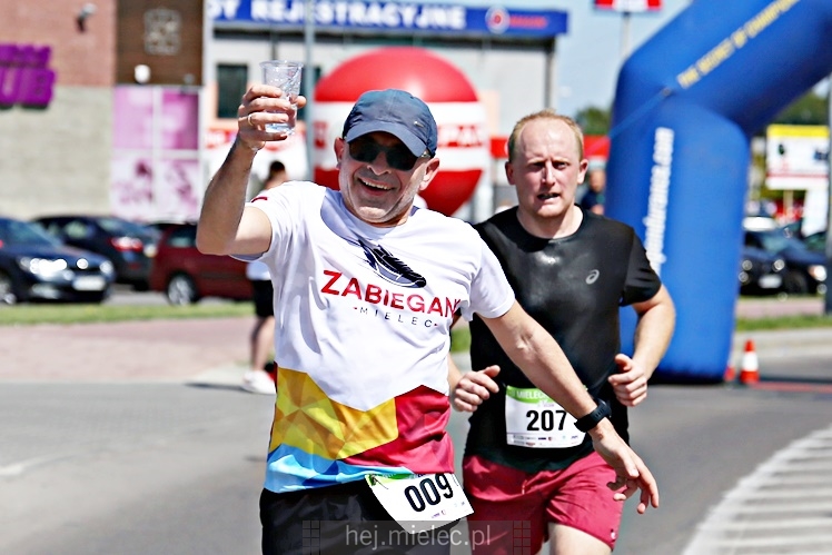 II Mielecka Dycha z JOY FITNESS: biegacze na ulicy Szafera