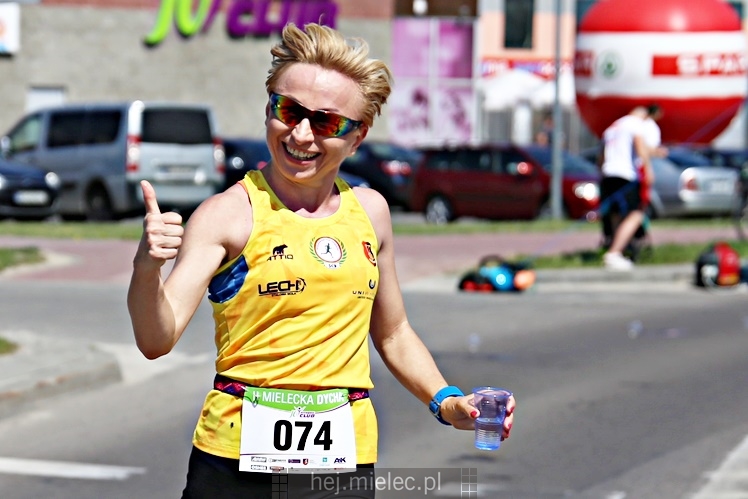 II Mielecka Dycha z JOY FITNESS: biegacze na ulicy Szafera