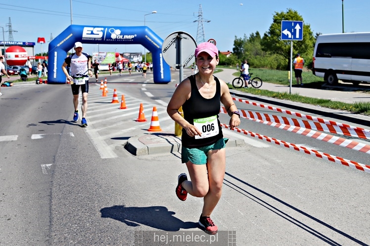 II Mielecka Dycha z JOY FITNESS: biegacze na ulicy Szafera