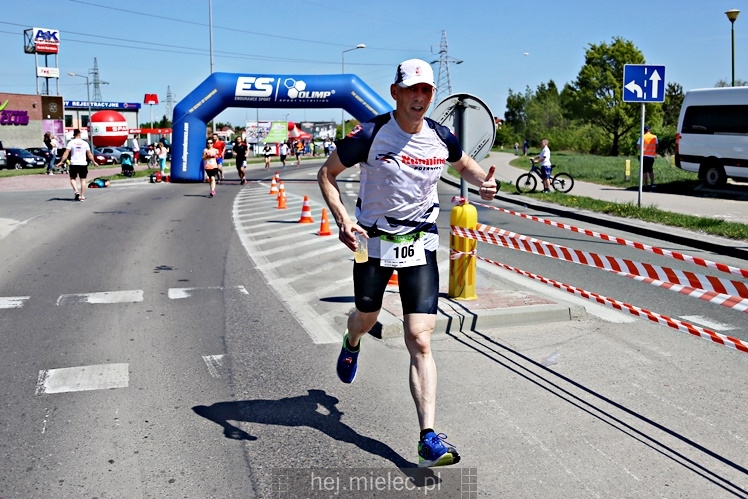 II Mielecka Dycha z JOY FITNESS: biegacze na ulicy Szafera