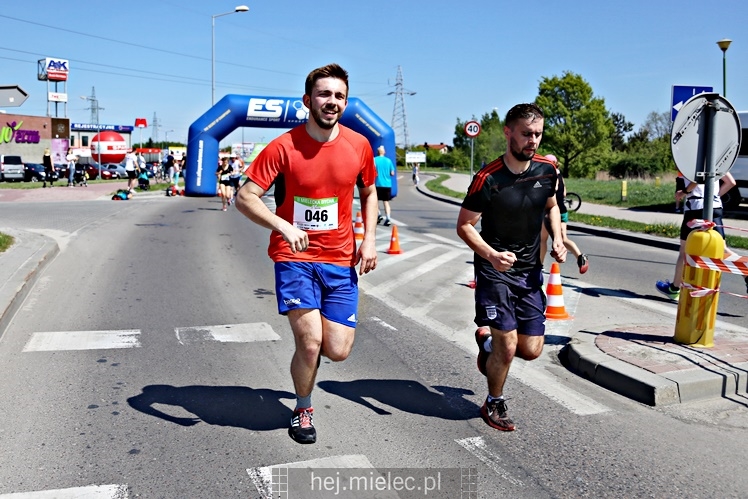 II Mielecka Dycha z JOY FITNESS: biegacze na ulicy Szafera
