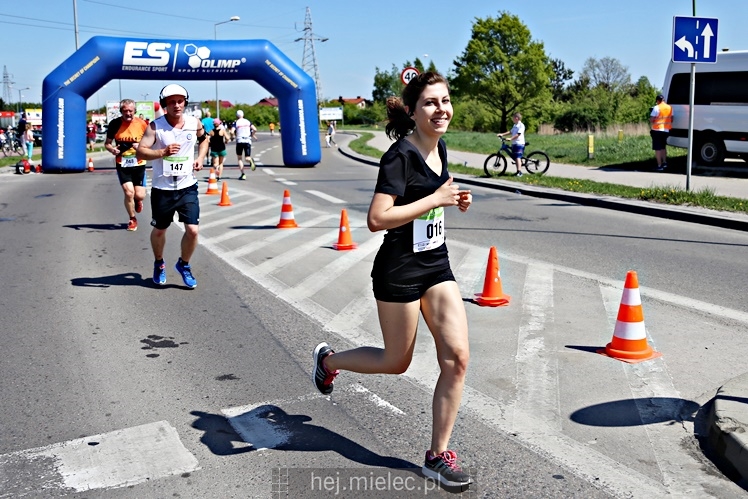 II Mielecka Dycha z JOY FITNESS: biegacze na ulicy Szafera