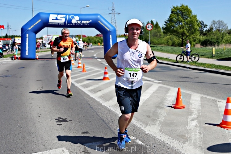 II Mielecka Dycha z JOY FITNESS: biegacze na ulicy Szafera