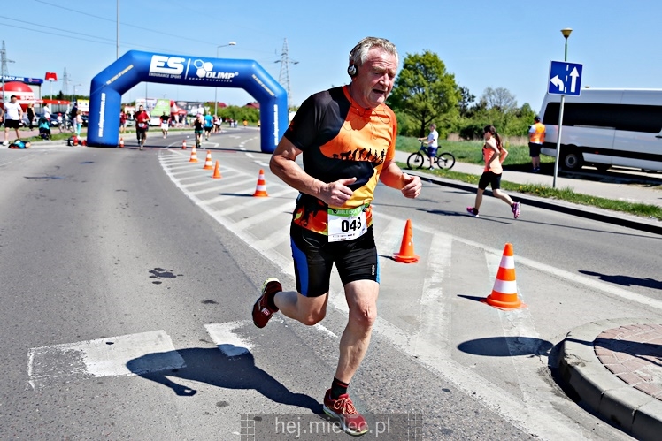 II Mielecka Dycha z JOY FITNESS: biegacze na ulicy Szafera