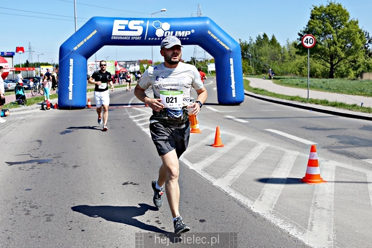 II Mielecka Dycha z JOY FITNESS: biegacze na ulicy Szafera