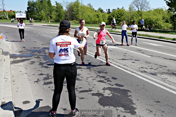 II Mielecka Dycha z JOY FITNESS: biegacze na ulicy Szafera