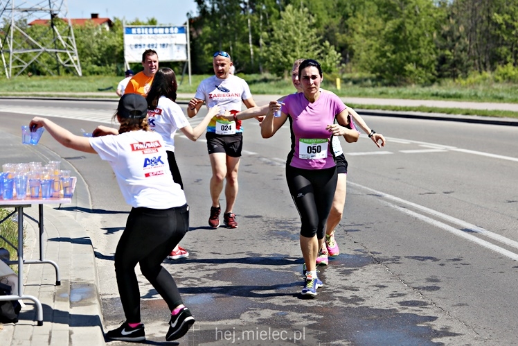 II Mielecka Dycha z JOY FITNESS: biegacze na ulicy Szafera