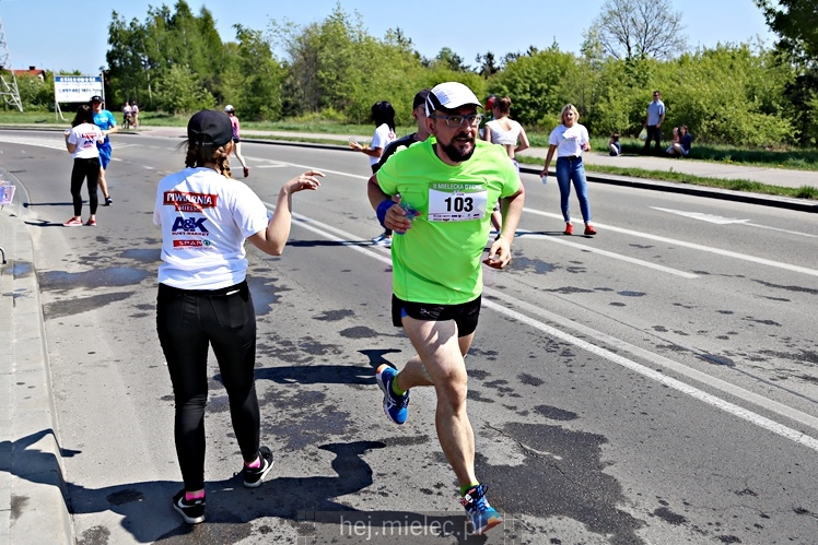 II Mielecka Dycha z JOY FITNESS: biegacze na ulicy Szafera