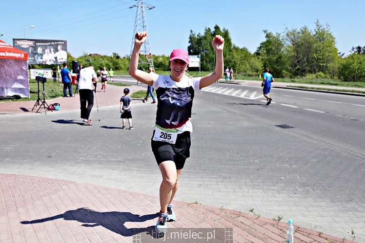 II Mielecka Dycha z JOY FITNESS: biegacze na ulicy Szafera