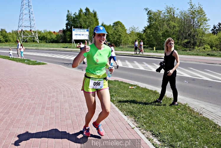 II Mielecka Dycha z JOY FITNESS: biegacze na ulicy Szafera