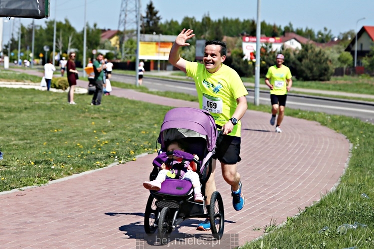 II Mielecka Dycha z JOY FITNESS: biegacze na ulicy Szafera