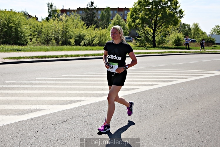 II Mielecka Dycha z JOY FITNESS: biegacze na ulicy Szafera