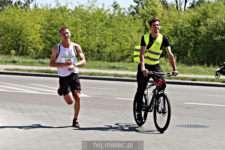 II Mielecka Dycha z JOY FITNESS: biegacze na ulicy Szafera