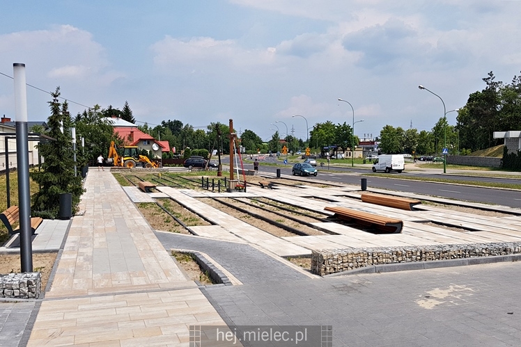 Finiszują prace przy modernizacji skweru przy al. Niepodległości