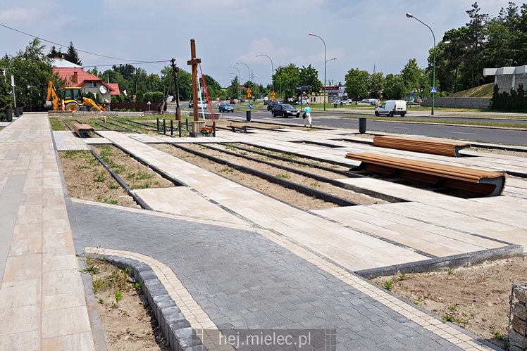 Finiszują prace przy modernizacji skweru przy al. Niepodległości