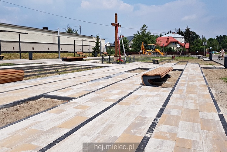 Finiszują prace przy modernizacji skweru przy al. Niepodległości