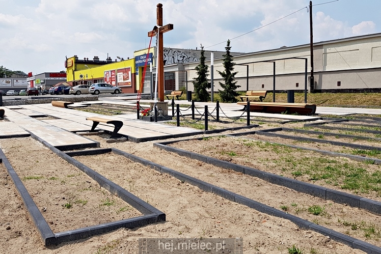 Finiszują prace przy modernizacji skweru przy al. Niepodległości