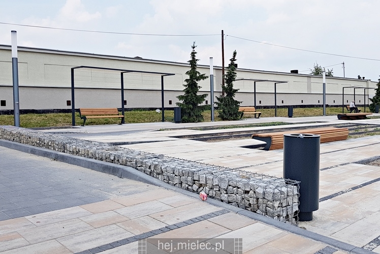 Finiszują prace przy modernizacji skweru przy al. Niepodległości