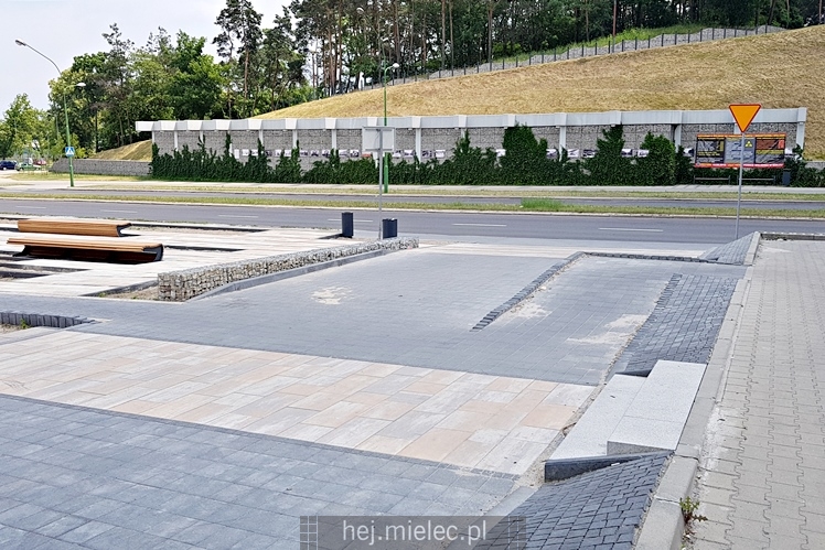 Finiszują prace przy modernizacji skweru przy al. Niepodległości