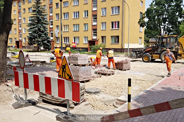 Remont ul. Kochanowskiego idzie pełną parą