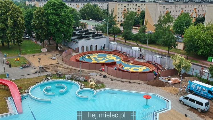 Kończy się budowa wodnego placu zabaw