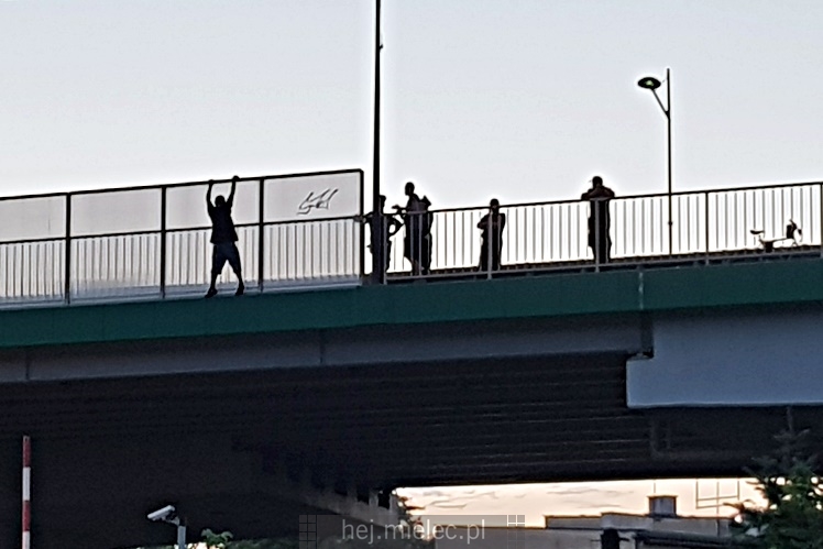 Chwile grozy na wiadukcie. Mężczyzna zagroził, że skoczy