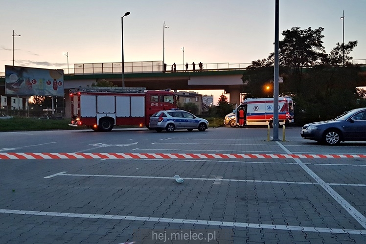 Chwile grozy na wiadukcie. Mężczyzna zagroził, że skoczy