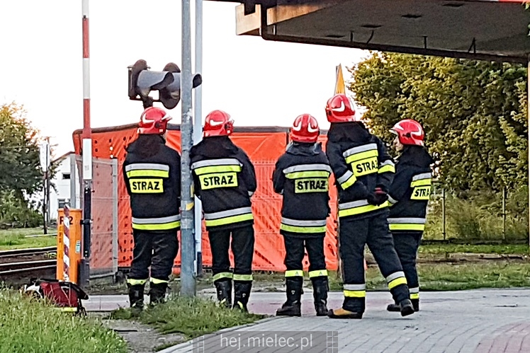 Chwile grozy na wiadukcie. Mężczyzna zagroził, że skoczy
