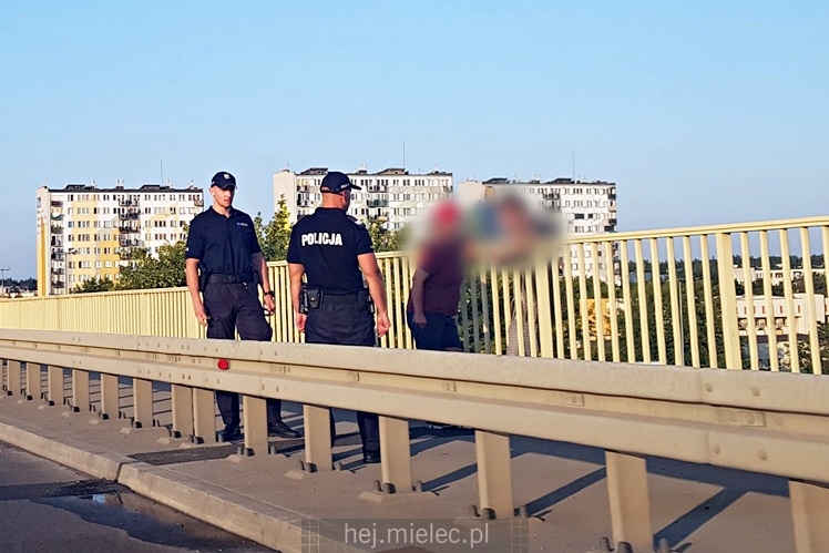 Chwile grozy na wiadukcie. Mężczyzna zagroził, że skoczy