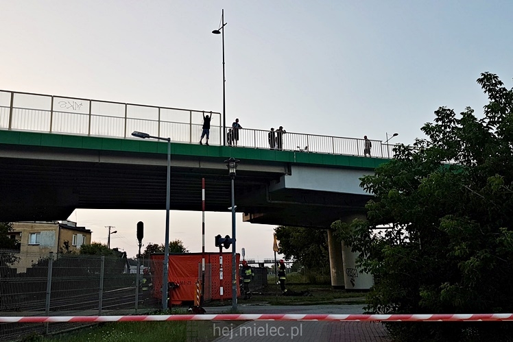 Chwile grozy na wiadukcie. Mężczyzna zagroził, że skoczy