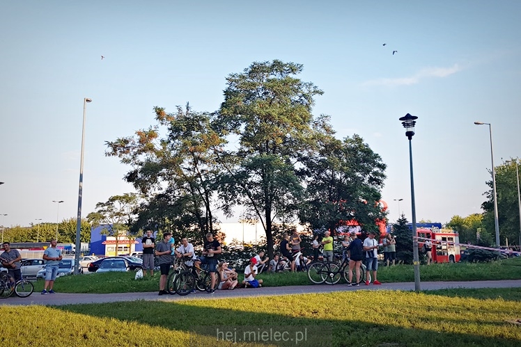 Chwile grozy na wiadukcie. Mężczyzna zagroził, że skoczy
