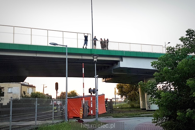 Chwile grozy na wiadukcie. Mężczyzna zagroził, że skoczy