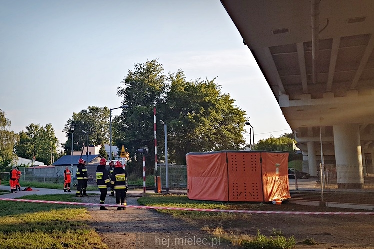 Chwile grozy na wiadukcie. Mężczyzna zagroził, że skoczy
