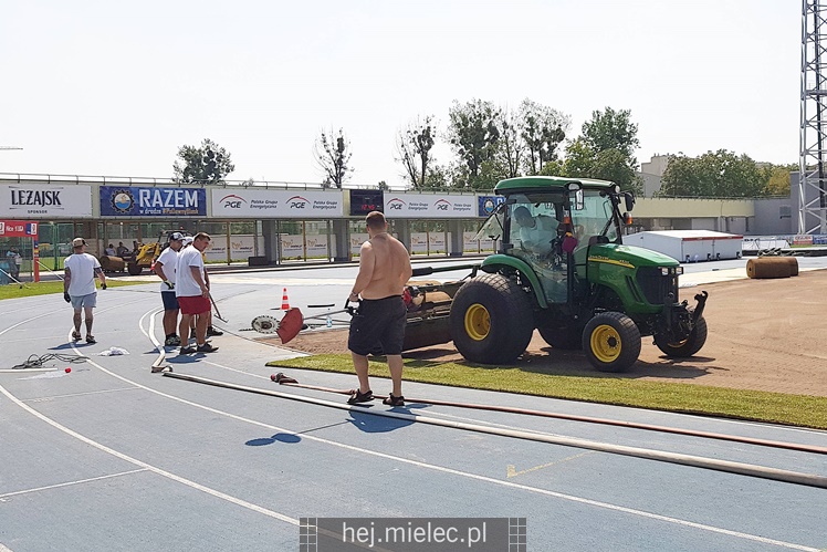 Układanie murawy na Stadionie Miejskim