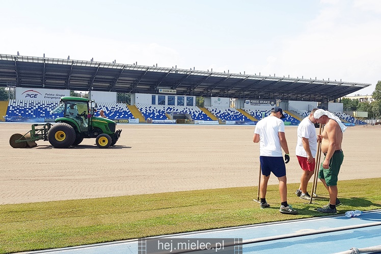 Układanie murawy na Stadionie Miejskim