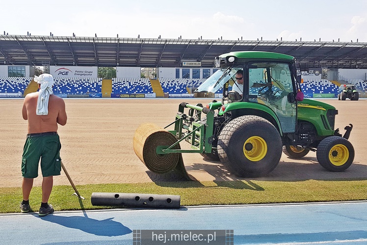 Układanie murawy na Stadionie Miejskim
