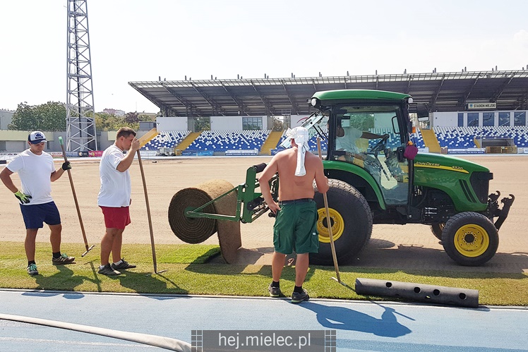 Układanie murawy na Stadionie Miejskim