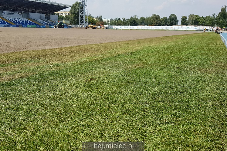 Układanie murawy na Stadionie Miejskim