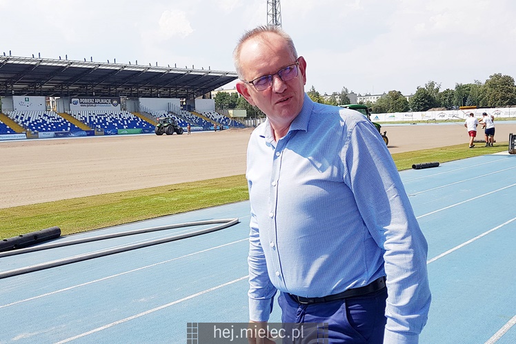 Układanie murawy na Stadionie Miejskim