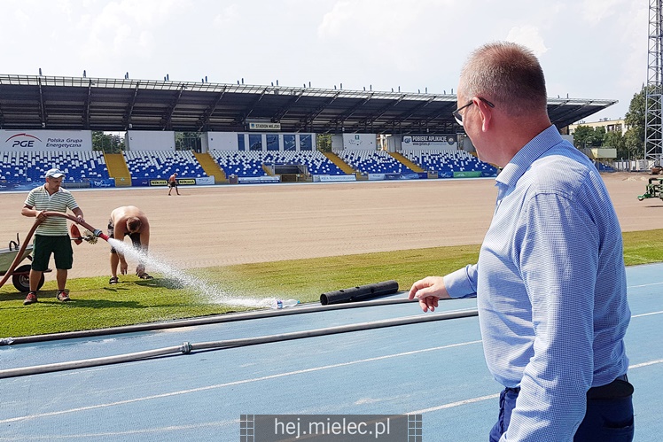 Układanie murawy na Stadionie Miejskim