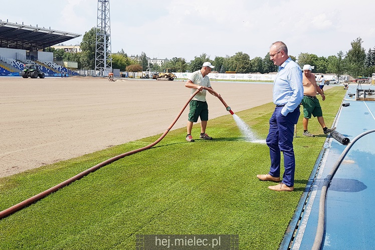 Układanie murawy na Stadionie Miejskim