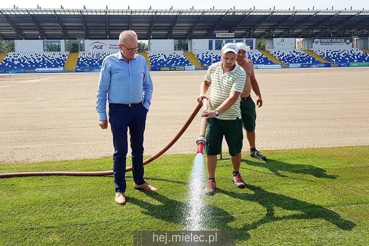 Układanie murawy na Stadionie Miejskim
