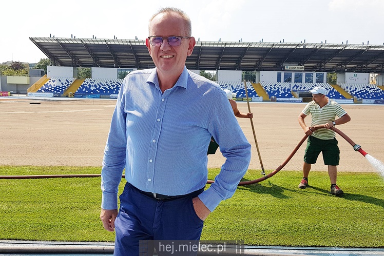Układanie murawy na Stadionie Miejskim