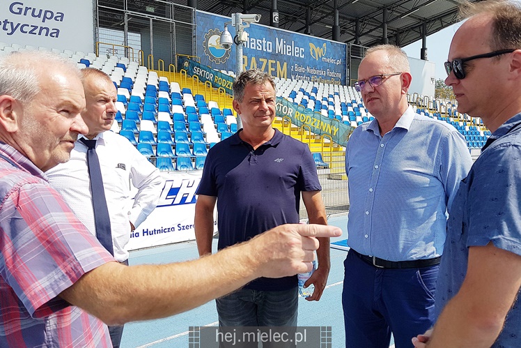 Układanie murawy na Stadionie Miejskim