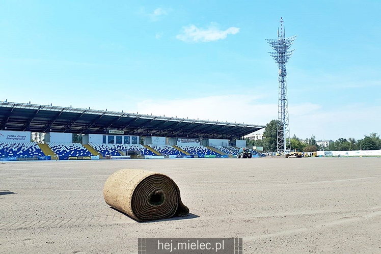 Układanie murawy na Stadionie Miejskim