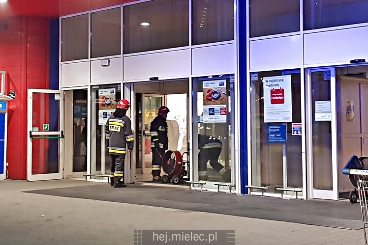 Ewakuacja hipermarketu Tesco! Powodem pożar zamrażarek